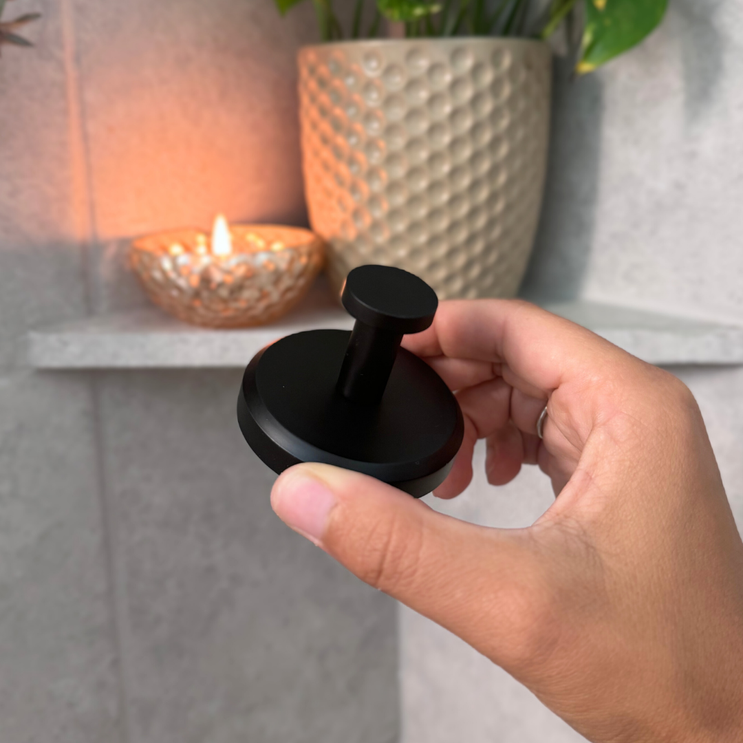 GripLuxe™ – 2 Premium Twist-Lock Suction Hooks (50% OFF)